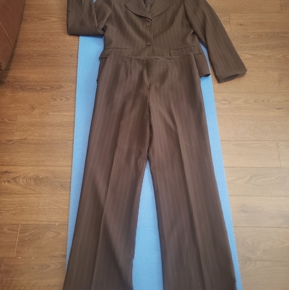 Vintage Jones New York Pant Suit - Picture 2 of 12